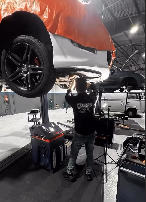 Veículo elevado na Tech Câmbios durante serviço de troca de fluido do câmbio automático
